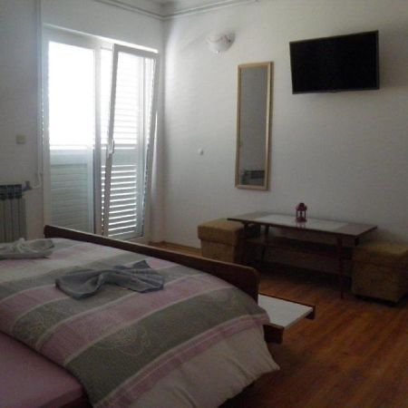 Apartments Angela - With Beautiful Courtyard Брела Екстериор снимка