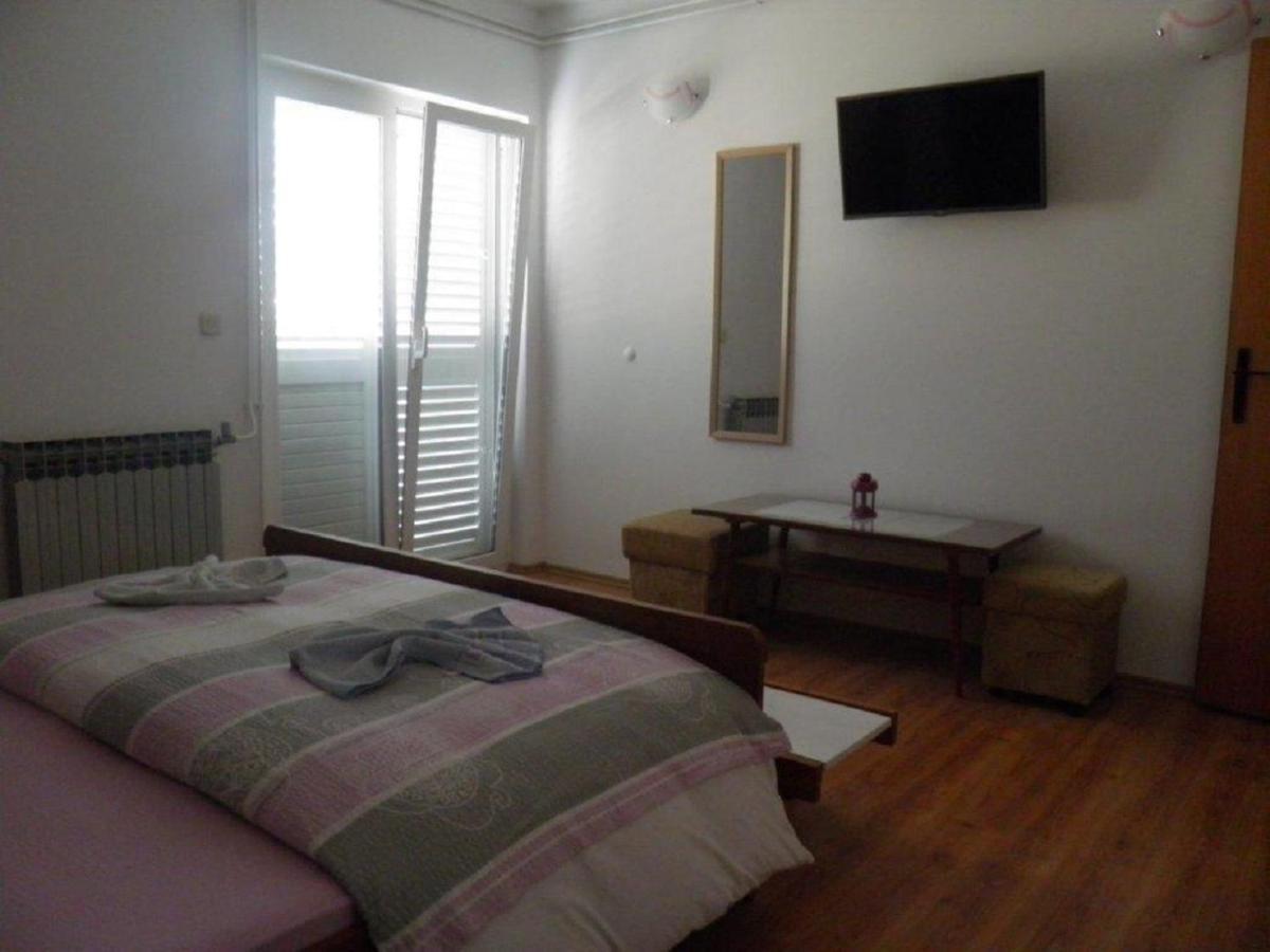 Apartments Angela - With Beautiful Courtyard Брела Екстериор снимка