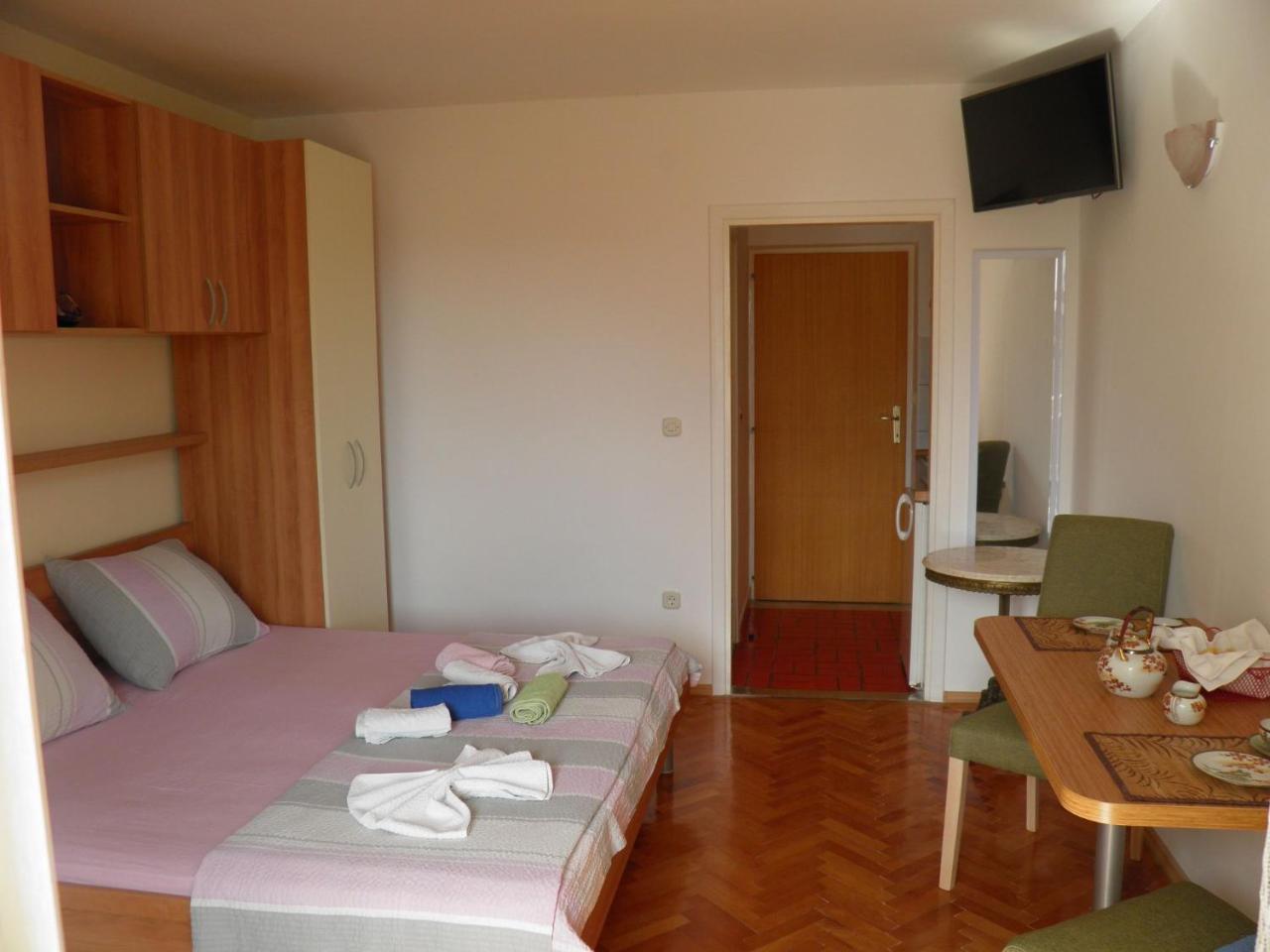 Apartments Angela - With Beautiful Courtyard Брела Екстериор снимка