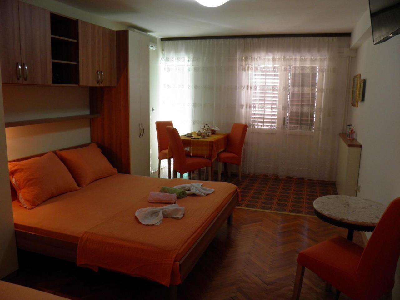 Apartments Angela - With Beautiful Courtyard Брела Екстериор снимка